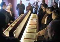 Un grupo de visitantes recibe explicaciones en una de las salas del Palacio Testamentario. / F. JIMÉNEZ