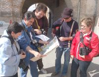 Varios participantes consultan un plano de Medina antes de iniciar el recorrido. / FRAN JIMNEZ