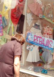 Una mujer observa prendas en oferta ayer en Medina. / F. J.
