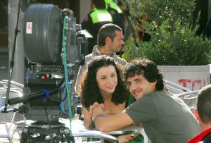 Alba Alonso y Fran Perea, durante el rodaje en un café de la plaza medinense. / FRAN JIMÉNEZ