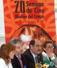 Ana Vzquez, Emiliano Allende, director de la Semana; Crescencio Martn, alcalde de Medina, y M. Jos Martn Casares. / FRAN JIMNEZ