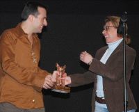 Rebollo recibe el premio de manos de la concejala de Cultura de Medina. / FRAN JIMNEZ