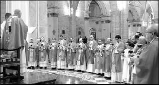 Los prrocos de las iglesias con las rplicas de una de las reliquias ms importantes de la iglesia escuchan las palabras de Garca-Gasco. 