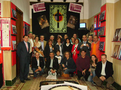 Recoge la fotografía un momento de la inauguración a representantes de la Junta de Semana Santa de Medina y de la Cofradía del Santísimo Cristo de la Providencia con el alcalde D. Manuel Alvaro Manzano y la fallera y el fallero mayor de Alboraya 