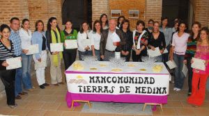 Alumnos, responsables del curso y de la mancomunidad posan tras la entrega de diplomas. / F. J.