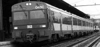 Un antiguo tren regional, con destino a Medina del Campo, durante su parada en la estación Campo Grande. / R. GÓMEZ