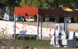 Un joven se dispone a sentarse en un banco del Parque del Chopal. / FRAN JIMNEZ