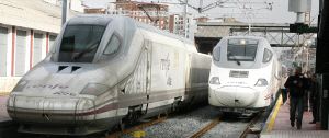 Un AVE S-102 y un AVE S-130, ambos fabricados por Talgo Bombardier, estacionados en Campo Grande al término de uno de los viajes de pruebas. / G. VILLAMIL