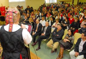 Asistentes a las celebraciones de las águedas ayer en Torrecilla de la Orden. / FRAN JIMÉNEZ