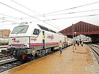 Salida de un tren con doble eje en la estación de Medina del Campo. Iván Lozano 