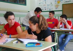 Algunos de los jvenes, durante las clases de apoyo./ FRAN JIMNEZ 