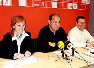La portavoz socialista, Ana Vázquez, junto con Alfredo Losada (c) y Francisco Javier Jiménez Écija. Iván Lozalo 