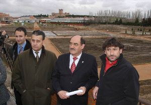 Antonio Gabarrón, a la derecha, con Martín Pascual durante la visita a las obras del parque. / FRAN JIMÉNEZ