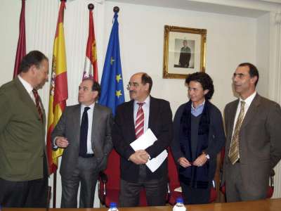 El presidente de Asprona, Manuel Fernández (i), conversa con el vicepresidente de la Junta, Tomás Villanueva (2d), en presencia del alcalde de Medina del Campo, Crescencio Martín (c), el consejero de Familia, César Antón y la diputada de Acción Social, Merdeces Cantalapiedra, tras la firma del convenio de colaboación entre la Junta y Asprona para construir el Centro de Empleo de Discapacitados de Medina del Campo. Efe