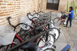 Aparcamiento de bicicletas en el Palacio Testamentario de Medina del Campo./ FRAN JIMNEZ