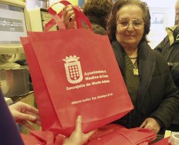 Una mujer recoge su bolsa de tela en un comercio. / F. JIMNEZ 