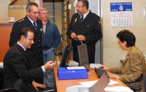 Cecilio Vadillo, a la izquierda, durante su visita a la Comisaría de Medina. / FRAN JIMÉNEZ
