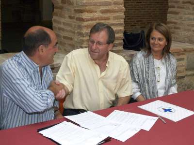 El alcalde de Medina del Campo, Crescencio Martín (i); estrecha la mano del presidente de la Hermandad de Donantes de Sangre de Valladolid, Nicolás Patino (c); junto a la directora gerente del Centro de Hemoterapia de Castilla y León, Isabel Linares (d); esta mañana en el Centro Integral Isabel la Católica de la localidad, después de firmar un acuerdo de colaboración entre las entidades y presentar el I Maratón de Donación.