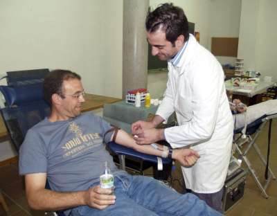 Un enfermero del Centro de Hemoterapia de Castilla y León coloca la aguja a un voluntario que ha participado en el I Maratón de Donación de Sangre que se ha celebrado en Medina del Campo (Valladolid).