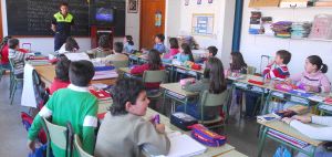 Los escolares atienden las explicaciones del polica municipal durante la clase terica. / FRAN JIMNEZ