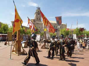 Un momento del desfile del Tercio de Flandes llevado a cabo por la plaza Mayor de la Hispanidad de Medina del Campo, en Valladolid, como parte de la I Feria Renacentista que se desarrolla en el centro histórico. EFE