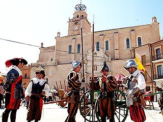 El Tercio de Flandes tiene instalado el campamento frente al Ayuntamiento de Medina del Campo. Iván Lozalo