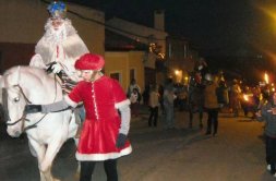 Los Reyes repartieron 80 kilos de caramelos durante la Cabalgata./ JAVIER HERNANDO Los nios hacen entrega de los regalos a nios de la localidad./ ALFONSO LVAREZ Gaspar, junto con David y su hijo Samuel; Mila y su hijo Marcos./ MARA NEGRO