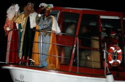 Los Reyes llegaron en el barco 'Antonio de Ulloa' por el Canal de Castilla./ P. P. SALN Los protagonistas de la carroza del Portal de Beln./ JAVIER FERNNDEZ Los Reyes entregaron un cucurucho de caramelos a cada nio./ PABLO CRESPO Sus Majestades de Oriente llegaron a scar acompaados por cuatro carrozas./ CRUZ CATALINA