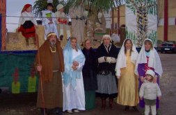 Los protagonistas de la carroza del Portal de Beln./ JAVIER FERNNDEZ Los Reyes entregaron un cucurucho de caramelos a cada nio./ PABLO CRESPO Sus Majestades de Oriente llegaron a scar acompaados por cuatro carrozas./ CRUZ CATALINA 