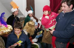 Los nios recibieron un presente de la mano de Sus Majestades./ ALBERTO VEGA Seis carrozas compusieron el cortejo de los Reyes a su llegada a la localidad./ CRUZ CATALINA La Cabalgata recorri las calles del municipio desde las 19.00 horas./ A. OJOSNEGROS 