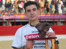 Victor Holgado. El ganador del concurso posa con su trofeo. 