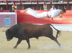 Nicols Vergonzal realiz un salto en la exhibicin.El ganador del concurso posa con su trofeo.