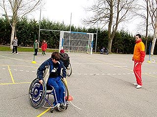 Los nios se subieron a una silla de ruedas para sentir cmo puede moverse una persona discapacitada. Ivn Lozano