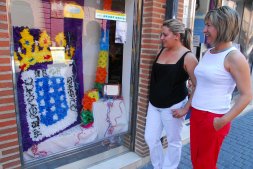 Nuria y Natalia Paisa, propietarias del escaparate ganador. / F. J. 