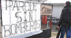 Pancarta instalada ayer a la entrada del parque de Bomberos de Medina del Campo. / FRAN JIMÉNEZ