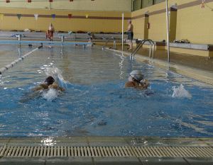 Piscina climatizada del polideportivo Pablo Cáceres. / FRAN JIMÉNEZ