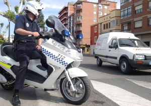 Un polica local patrulla en Medina del Campo. / FRAN JIMNEZ