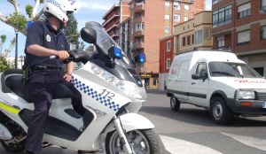 Un policía local patrulla las calles de Medina. / FRAN JIMÉNEZ 