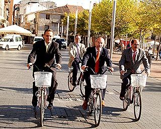 Vadillo (i), Gonzlez y Martn Pascual, durante la inauguracin del servicio. Ivn Lozano 