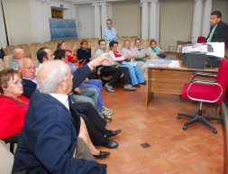 Los perjudicados por la construcción de la pasarela, en la reunión del pasado lunes. / F. J. 