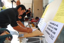 Un vecino firma su adhesin a la puerta del mercadillo. / F. JIMNEZ 