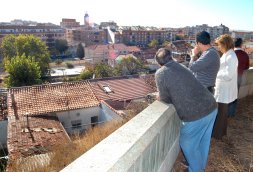 Vecinos y afectados por el proyecto para la construccin de un acceso peatonal contemplan sus casas desde el lugar en el que partir la pasarela./ FRAN JIMNEZ 