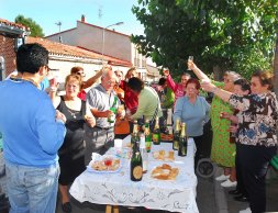 Vecinos de la Mota brindan con espumoso para festejar la paralizacin de la pasarela. / FRAN JIMNEZ 