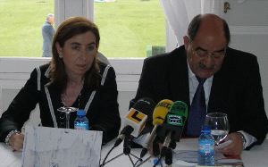 Rosa Urbón y Crescencio Martín, en el balneario de Medina. / P. G.
