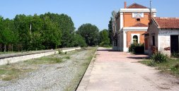 Corredor que une Segovia con Olmedo, a su paso por la vieja estación de Yanguas de Eresma. La futura Vía Verde pasará por aquí. / I. JIMENO 