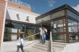 Acceso al centro hospitalario de Medina del Campo. / FRAN JIMNEZ 