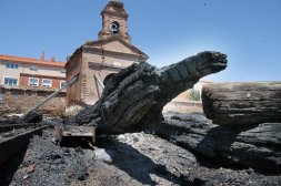 Restos del incendio, en la huerta del hospital Simón Ruiz y frente a la ermita del Humilladero. / F. JIMÉNEZ 