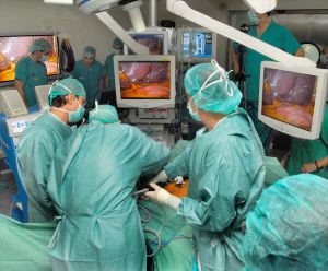 Intervención quirúrgica practicada ayer en el Hospital Comarcal. / FRAN JIMÉNEZ