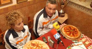 Mayte Martín y Nemesio Sánchez en su pizzería de Medina del Campo. / FRAN JIMÉNEZ