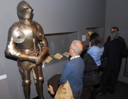 Un visitante observa una armadura del siglo XV. A la derecha, un caballero yacente de autor anónimo./ FRAN JIMÉNEZ 